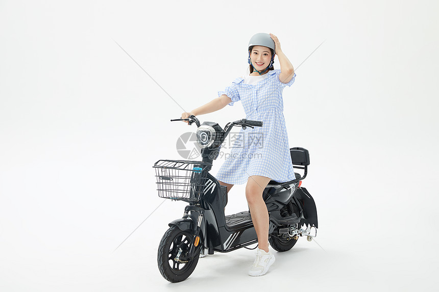 美女戴头盔骑行电动车