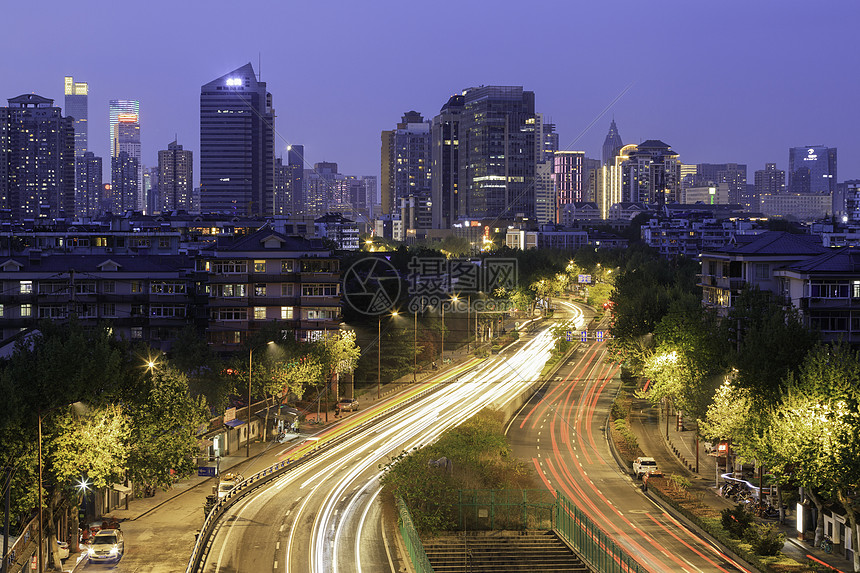 南京城墙中华门俯瞰城市夜景高清图片下载-正版图片