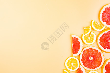 新鲜的红柚和柠檬背景图片