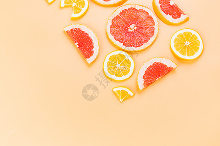 新鲜的红柚和柠檬图片