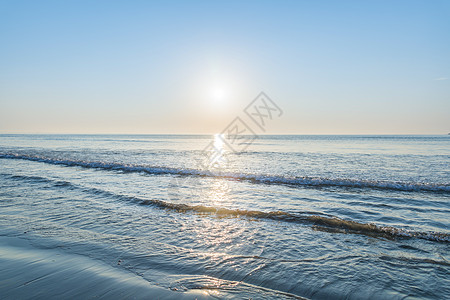 在早上海滩惠州双月湾日出背景