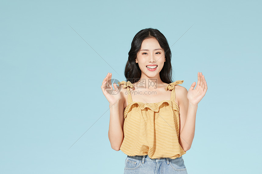 年轻美女惊喜表情