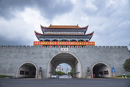 云南曲靖地标建筑南城门高清图片