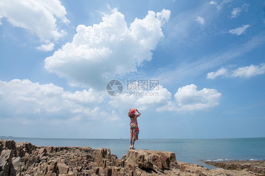 大连海岸美女背影图片