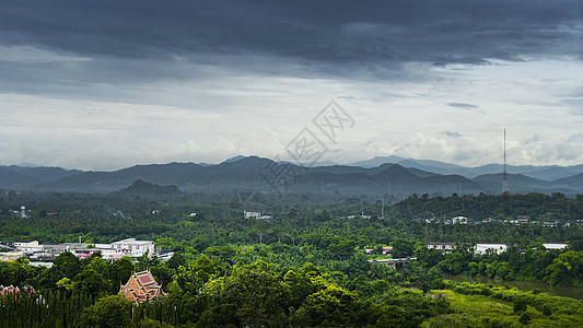 森林防护泰国春蓬阴雨天气下的森林城镇背景