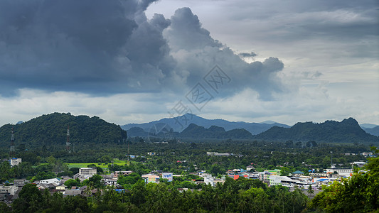 泰国巧克力小镇泰国春蓬阴雨天气下的森林城镇背景