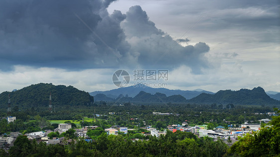 泰国春蓬阴雨天气下的森林城镇图片