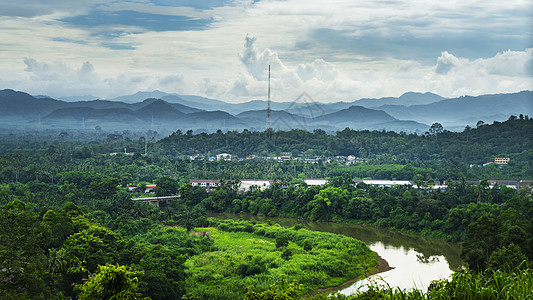 森林防护泰国春蓬阴雨天气下的森林城镇背景