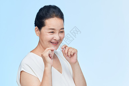 中年女性戴牙套动作图片