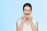 中年女性戴牙套动作图片