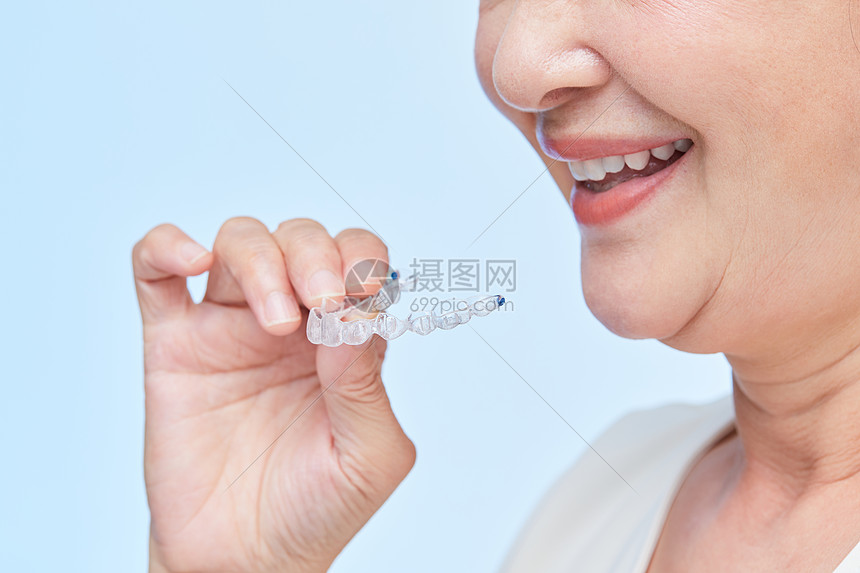 老年人戴牙套特写