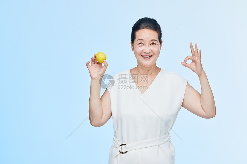 老年女性手拿柠檬展示图片