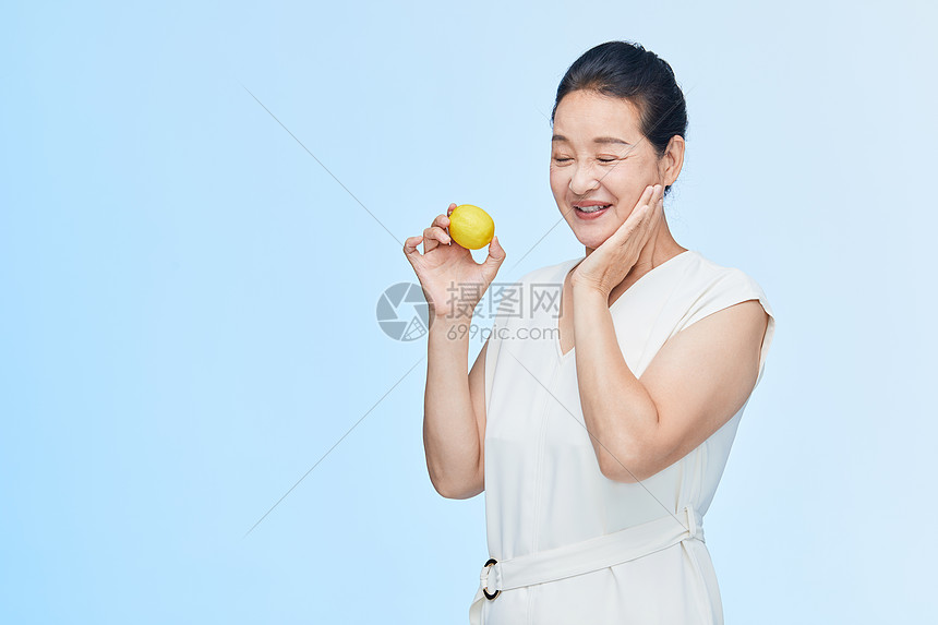 老年女性吃柠檬牙酸图片