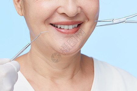 老年女性做牙齿手术图片