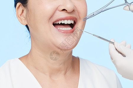 口腔手术老年女性做牙齿手术背景