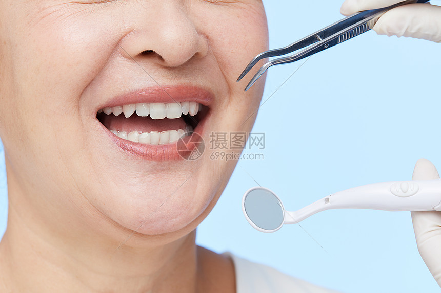 医生给中年女性检查牙齿
