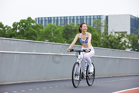 美女在户外公园里骑行图片