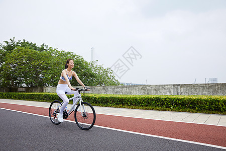 户外骑行美女在户外公园里骑行背景