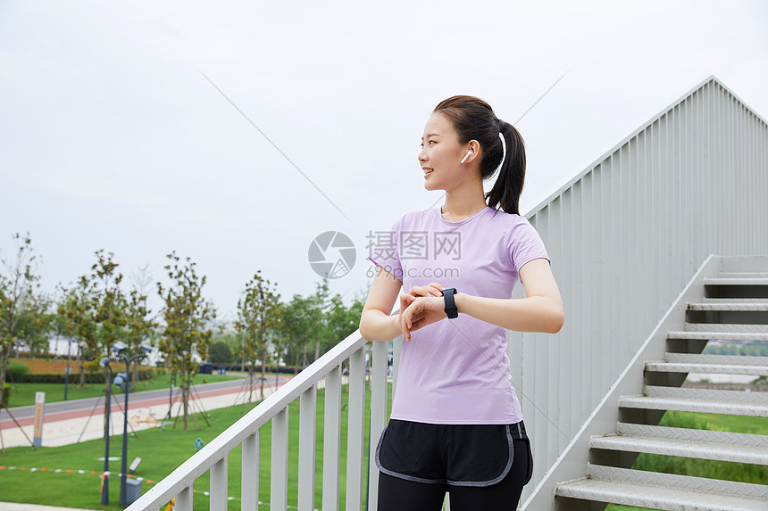 青年女性户外运动健身图片