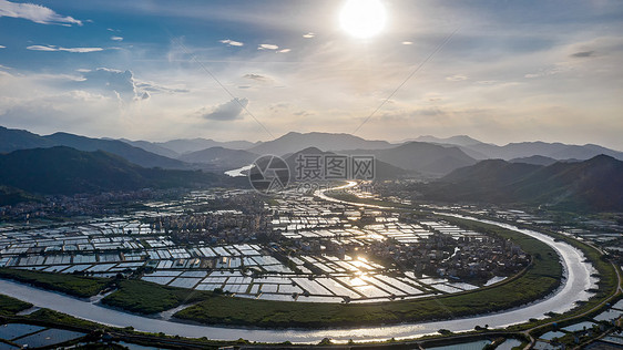 夕阳下的河流图片