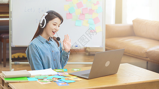 老师教学生学习戴耳机的女老师头戴耳麦和学生沟通在线教育背景