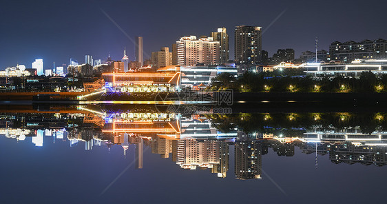 青岛码头岸边夜景倒影图片