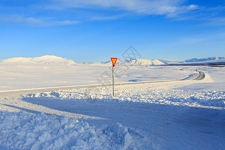 冰岛北部36号公路冬季蜿蜒起伏的自然风光图片