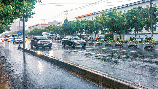 上海暴雨上海公路高清图片