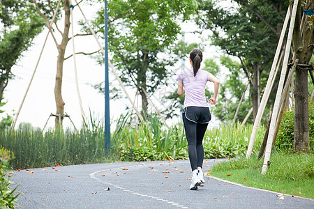 青年女性户外健身跑步图片