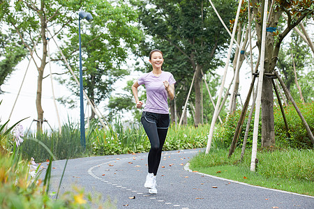 青年女性户外健身跑步高清图片