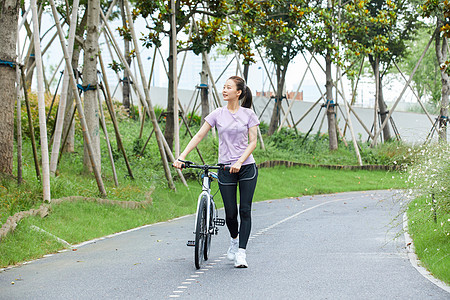 青年女性户外公园里骑行图片