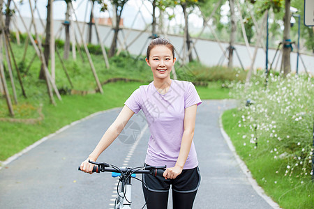 青年女性户外公园里骑行图片