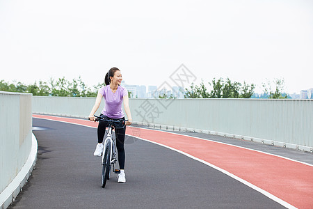 户外骑行青年女性户外公园里骑行背景