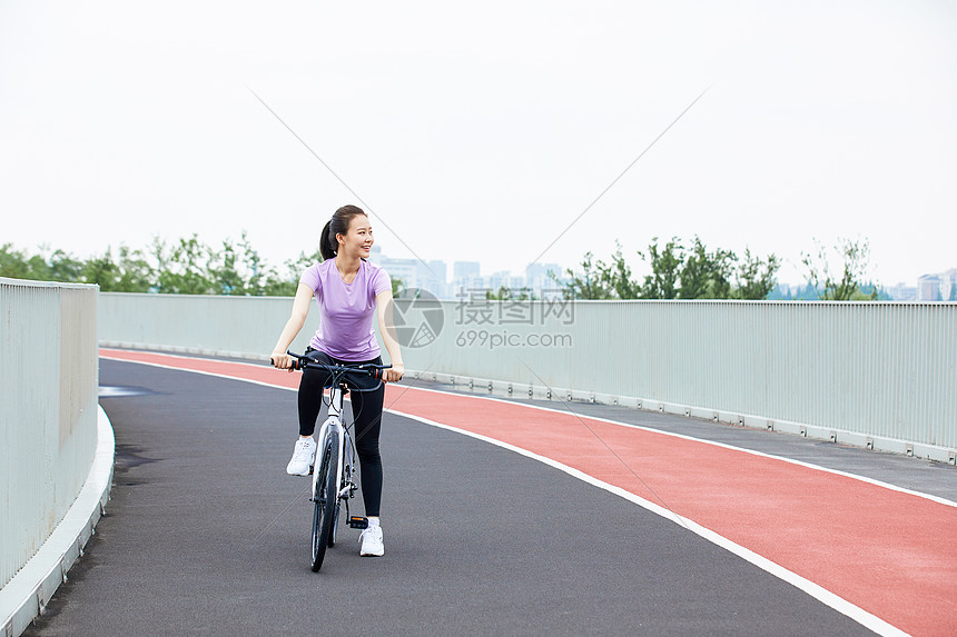 青年女性户外公园里骑行图片