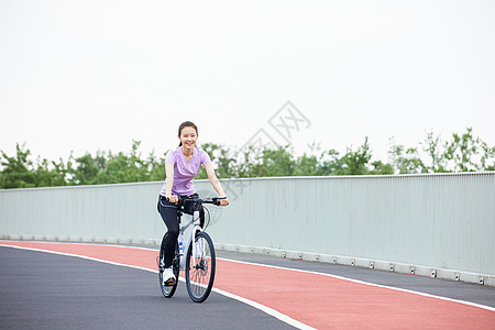 青年女性户外公园里骑行图片