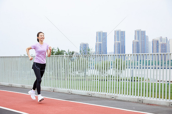 青年女性户外健身跑步图片