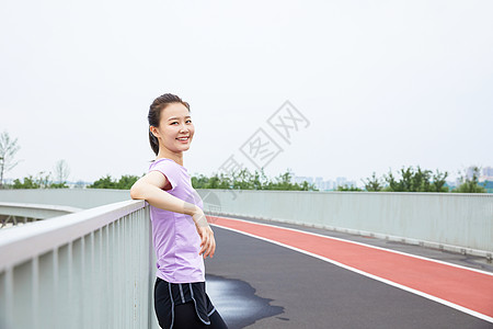 青年女性户外运动休息图片