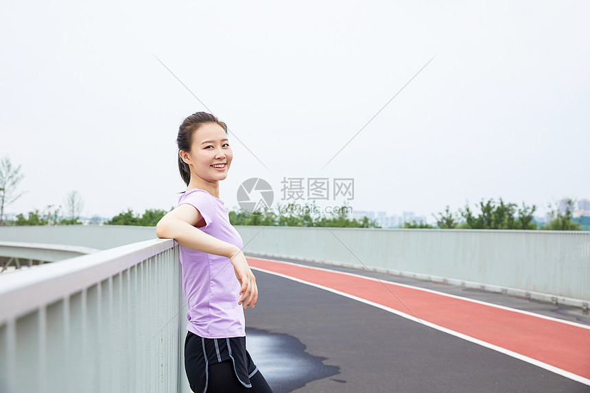 青年女性户外运动休息图片