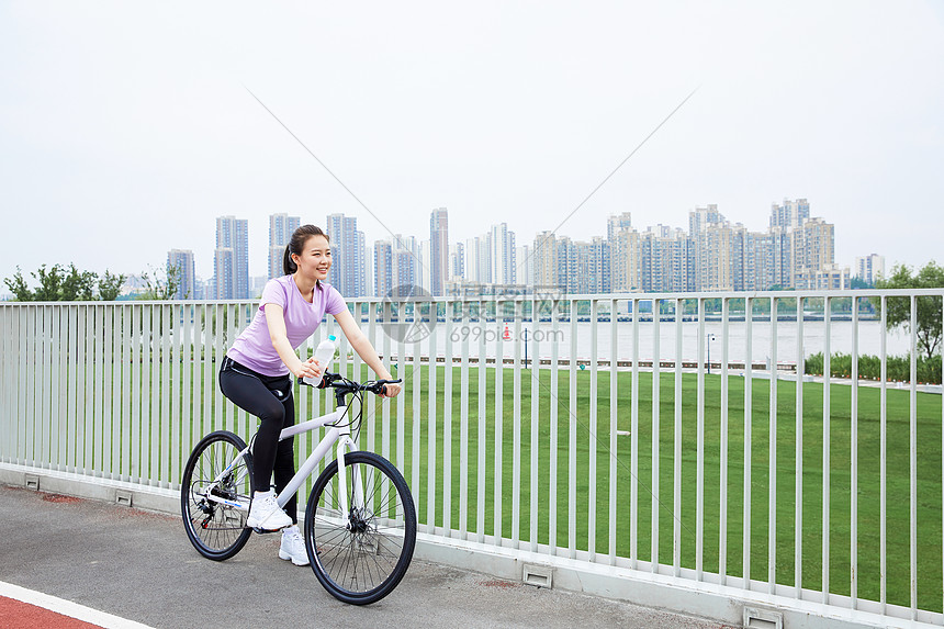 青年女性户外公园里骑行图片