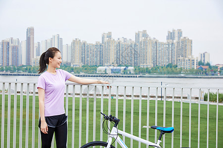 户外骑行青年女性户外公园里骑行背景