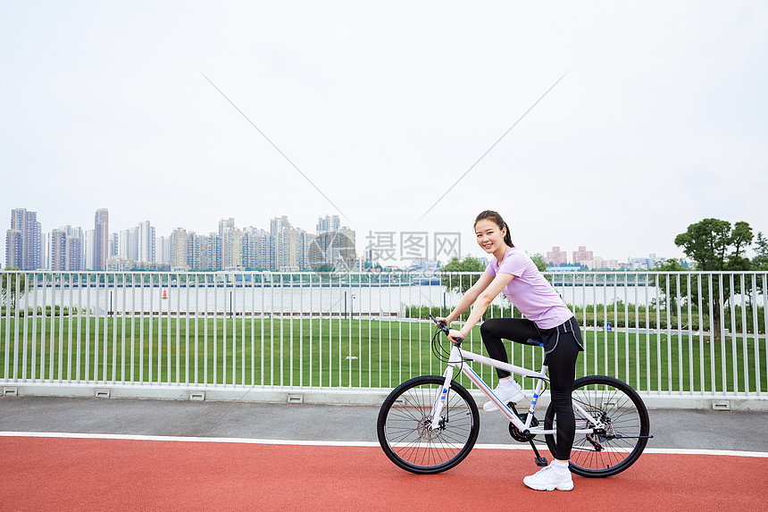青年女性户外公园里骑行图片