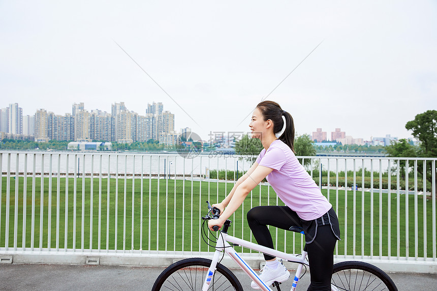 青年女性户外公园里骑行图片