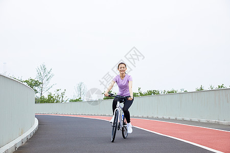 户外骑行青年女性户外公园里骑行背景