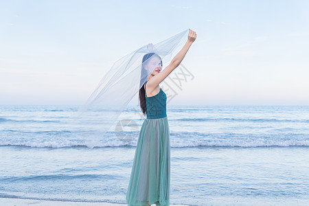 海边的少女挥舞纱巾图片