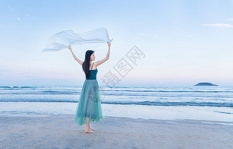 茶叶少女海边的少女迎风起舞背景