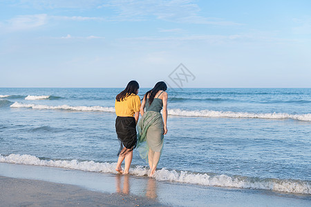 闺蜜海边海边的少女踏浪而来背景