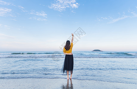海边的少女旅游背影图片