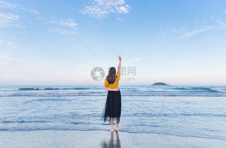 海边的少女旅游背影图片