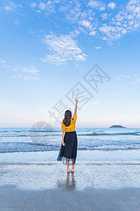 沙滩海浪海边的少女背影背景