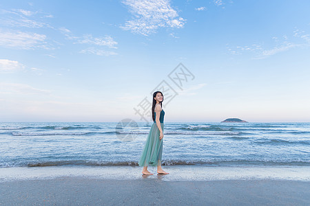 海滩游玩女孩海边的少女背景